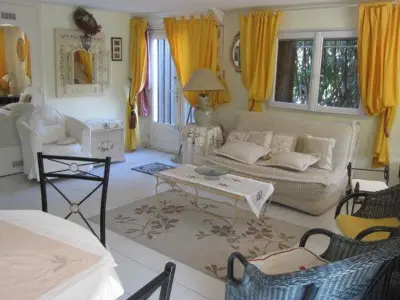 Appartement à Le Lavandou, Appartement cosy avec terrasse et parking, à 2 pas de la plage de Saint-Clair - Ménage inclus - L890799
