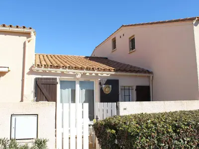 Maison à Fleury Saint Pierre la Mer, Maison familiale à 200m de la plage avec terrasse, clim, parking et animaux acceptés - L840885