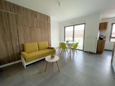 Appartement à Berck Plage, Studio moderne 30m² avec balcon et parking, accès direct plage et commerces, entièrement équipé. - N°890924