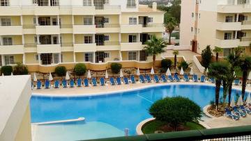 Vitors Plaza Flat with Balcony and Pool View, Appartement 4 personnes à Portimão 757947