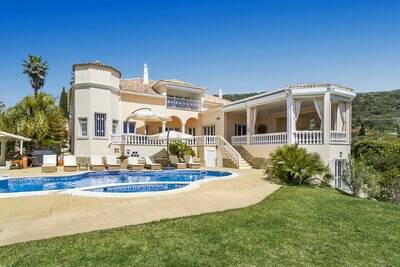 Luxury Villa | Private Pool | Home Cinema | Games Room | Hot Tub | Ocean View | Tennis Courts, Villa 14 personnes à Loulé 817995