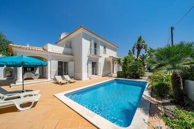 Villa Fantasia by Ideal Homes - 4 Bedroom with Private Pool, mins walk to The Vau Beach, Villa 9 personnes à Portimão 868846