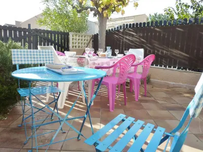 Maison à Marseillan Plage, Charmante maison mitoyenne avec terrasse, 2 chambres pour 5 pers, en plein centre de Marseillan plage - L841558