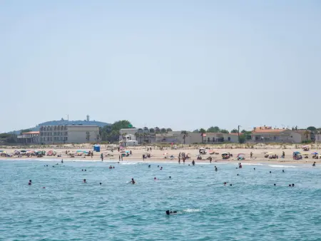 Appartement T2 rénové, climatisé, avec terrasse et parking, proche plage - Photo 9