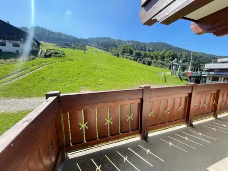 Appartement cosy au pied des pistes avec balcon, wifi et parking - Photo 2