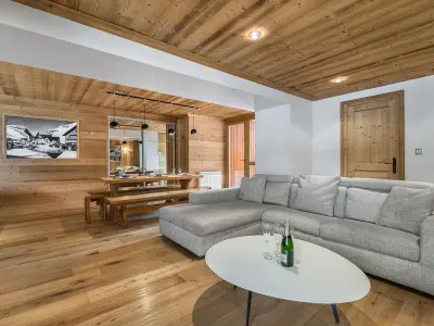 Appartement à Val d'Isère, Appartement familial rénové à Val d'Isère, 120m², 4 chambres, proche des pistes, parking inclus - L946785