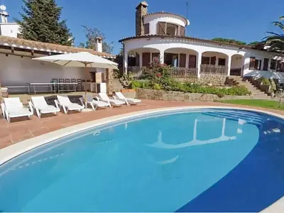 Villa à Calonge, Villa Santet - Location de Vacances à Calonge avec Piscine Privée et Jardin - L842490