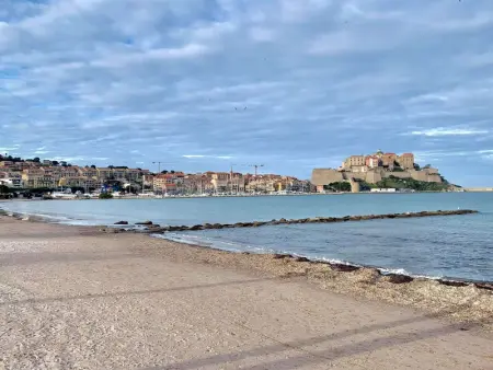 Appartement cosy avec clim, WiFi, parking, à 250m plage et 2km Citadelle, Calvi - Photo 14