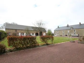 Gite à Feugères,Maison familiale avec piscine intérieure chauffée, espace jeux, et terrasse dans corps de ferme rénové FR-1-362-921 N°842985