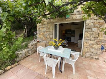 Location Appartement à Sanary sur Mer,Rez de jardin dans propriété privée au calme FR-1-522-347 N°892730