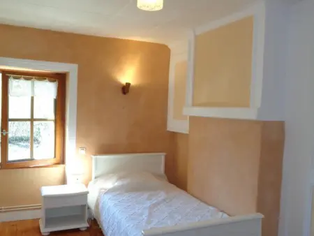 Gîte familial avec piscine partagée et cheminée à Renaison - Photo 7