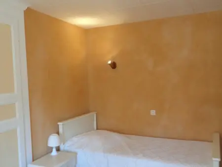 Gîte familial avec piscine partagée et cheminée à Renaison - Photo 8