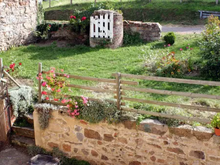 Gîte familial avec piscine partagée et cheminée à Renaison - Photo 14