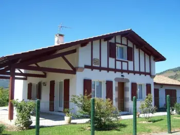 Gite à Saint Étienne de Baïgorry,Gîte Basque Moderne avec Jardin, Terrasse et Wifi FR-1-384-94 N°843939