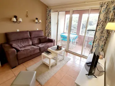 Appartement à Six Fours les Plages, Appartement T2 + Coin Nuit - Wi-Fi - Piscine Gratuite - Parking Privatif - À 200m Plages et Commerces - L893247