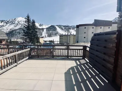 Appartement à Montgenèvre, Luxueux appartement 3* avec terrasse et garage privé, à 100m des pistes et proche des commodités - L893255