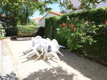Villa avec jardin clos proche des commerces et de la plage, Maison 6 personnes à Saint Georges de Didonne FR-1-494-58