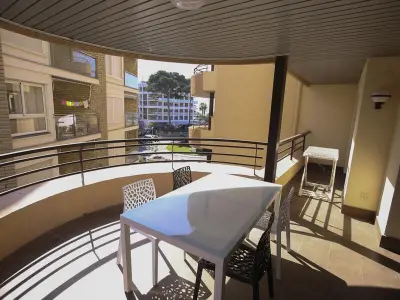 Appartement à Salou, Spacieux appartement familial à 2 min de la plage avec parking, terrasse et cuisine équipée - L893375