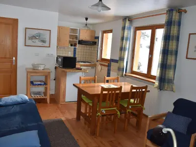 Appartement à Pralognan la Vanoise, Charmant Rez-de-Jardin Proche Forêt, Centre et Pistes, 4 Pers, Parking Privé - L893506