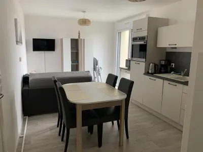 Appartement à Fort Mahon Plage, Charmant T2 en centre-ville avec balcon, parking privé et équipements bébé à Fort-Mahon-Plage - L893532