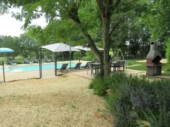 Cottage in Mauzens et Miremont,Maison spacieuse avec piscine privée au cœur du Périgord Noir, proche sites touristiques majestueux FR-1-616-254 N°844538