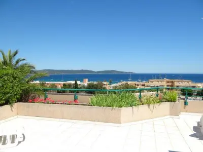 Appartement à Cavalaire sur Mer, Superbe villa avec immense terrasse et vue sur mer, à 200m des plages - 2 chambres climatisées - L844861