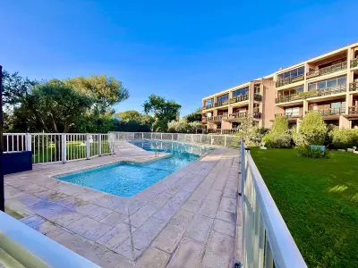 Appartement à Saint Aygulf, Studio calme avec piscine, parking privé, et accès proche à la mer - 4 couchages - L893764