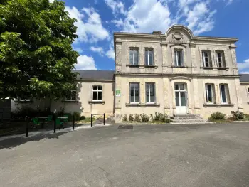 Gite à Paudy,École rénovée avec terrasse, 3 chambres, draps, ménage et chauffage inclus FR-1-591-344 N°845136