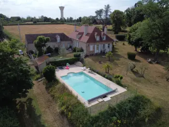 Gite à Neuvy,Charmant gîte avec piscine partagée, terrasse et parking privé à deux pas de Moulins FR-1-489-373 N°845360