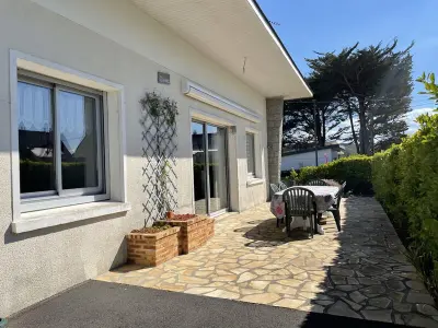 Maison à Jullouville, Maison 3 chambres à 100m de la plage avec grande terrasse, jardin clos et parking - Jullouville - L845474