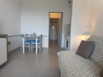 Appartement à Villeneuve Loubet, Studio Rénové en Bord de Mer avec Terrasse, Parking et Wifi à Villeneuve-Loubet - L894582