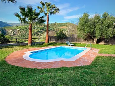 Gite à Zahara de la Sierra, Maison de campagne à Zahara de la Sierra : piscine, jardin, animaux acceptés - L850830