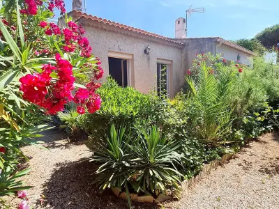 Maison à Six Fours les Plages, Maison T3 climatisée avec jardin, garage privatif et terrasse à 900 m des plages - Animaux admis - L847163