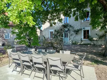 Gite à Neulise,Gîte familial avec sauna, jacuzzi, jardin clos et équipements complets à Neulise FR-1-496-260 N°847337