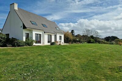Holiday home with sea view Plougasnou, Maison 8 personnes à Plougasnou FR-29630-17
