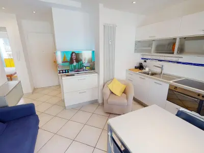 Appartement à Menton, Appartement climatisé avec balcon en plein centre de Menton, proche mer et commerces - L895740