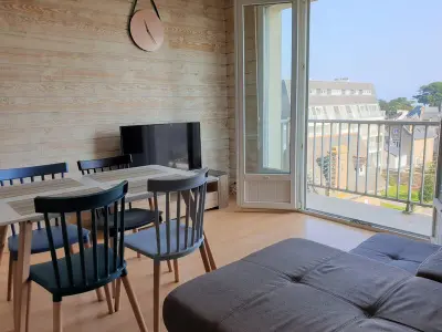 Appartement à Perros Guirec, Appartement rénové centre Perros-Guirec avec balcon proche plage - L895828