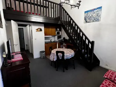 Appartement à Morzine, Studio lumineux avec mezzanine, balcon, casier à skis et parking à 5 min du centre de Morzine. - L895888