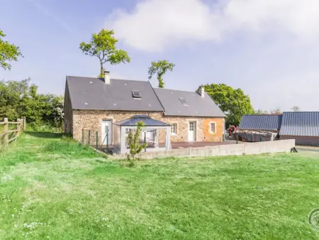 Maison de charme avec jardin clos et étang, proche littoral du Cotentin, animaux acceptés. - Photo 1