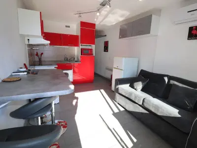 Appartement à Le Grau du Roi, Studio climatisé proche mer avec terrasse, park privé et équipements modernes - L896087