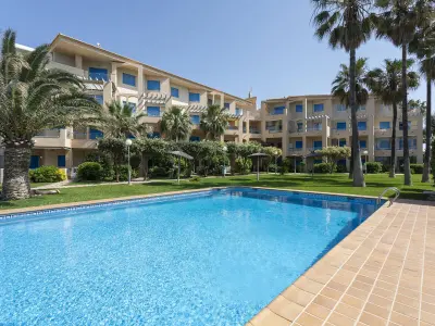 Appartement à Denia, Appartement T3 en Rez-de-Jardin avec Terrasse, Piscine et Clim, à 25m de la Plage - L896315