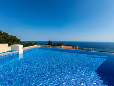 Maison à Lloret de Mar, Villa Adam, chalet moderno con piscina privada y fantásticas vistas al mar - L850029