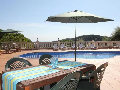 Maison à Lloret de Mar, Villa Alta Vista -vista al mar, capacidad 10 personas , piscina privada, aire acondicionado - L850034