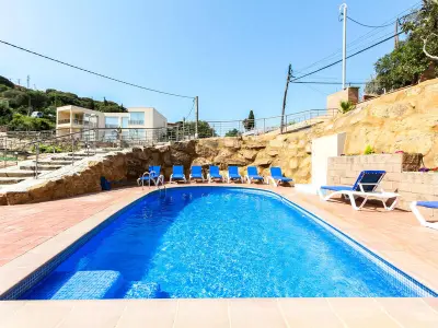 Maison à Lloret de Mar, Villa 17 pers., piscine privée, près plage à 3km, clim, BBQ, WiFi - Parfait pour familles et groupes - L850035