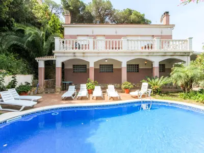 Maison à Lloret de Mar, Villa à 500m de la plage avec piscine privée, climatisation, internet et parking à Lloret de Mar - L850039