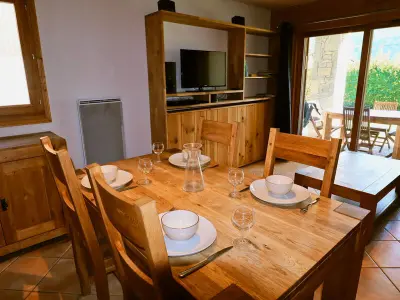 Appartement à Samoëns, Appartement de charme avec terrasse, piscine et parking, proche centre et arrêt ski-bus - N°896386