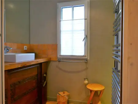 Charmante maison rénovée avec goût, jardin clos, accès wifi, proche commerces et mer. - Photo 10