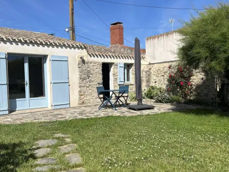 Charmante maison rénovée avec goût, jardin clos, accès wifi, proche commerces et mer. - Photo 13
