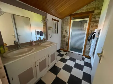 Maison climatisée, 2 gîtes, 2 chambres, 15 hectares, loisirs, animaux acceptés - Photo 12