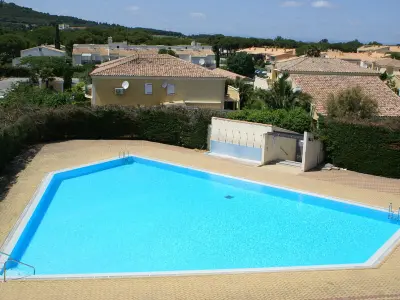 Appartement à Cap d'Agde, Charmante villa 2 pers. avec piscine, véranda, climatisation et parking, proche plage à Agde - L896705